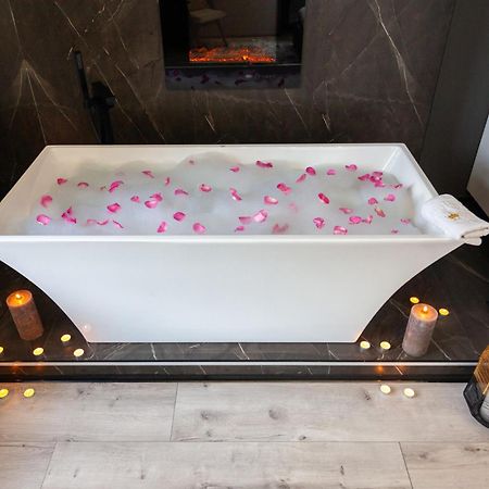 Royal Romantic Apartment With Bathtub Львів Екстер'єр фото