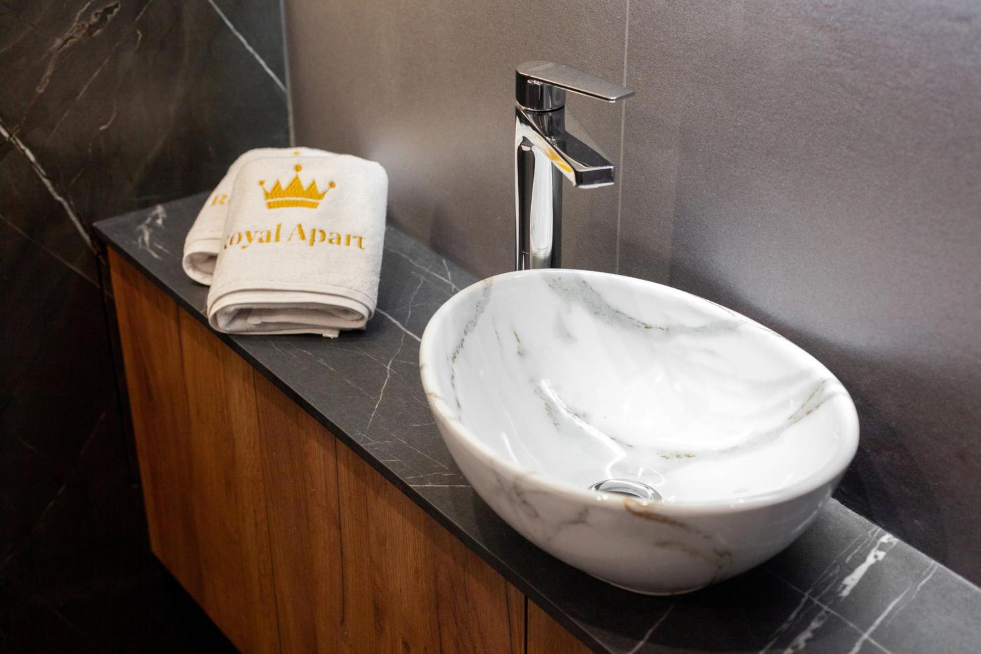 Royal Romantic Apartment With Bathtub Львів Екстер'єр фото