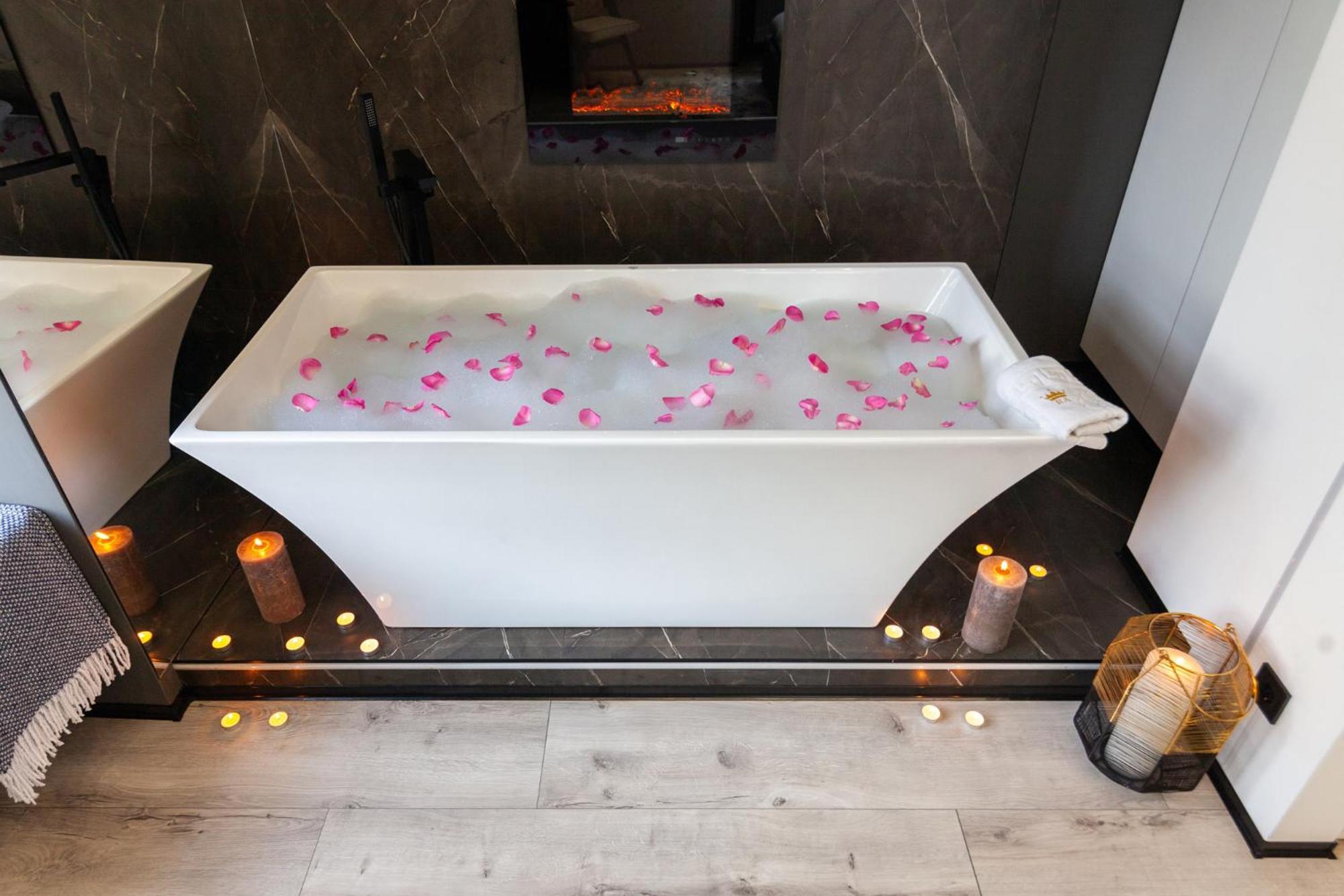 Royal Romantic Apartment With Bathtub Львів Екстер'єр фото