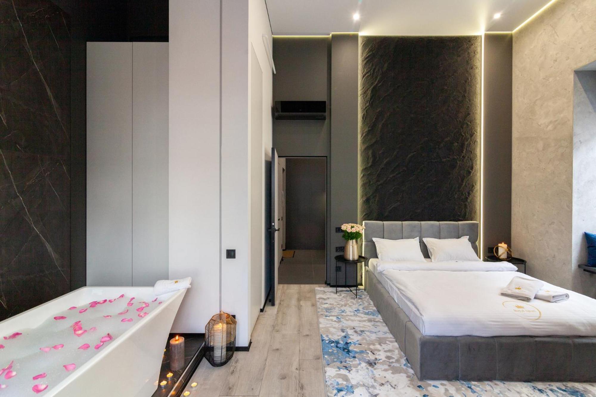 Royal Romantic Apartment With Bathtub Львів Екстер'єр фото