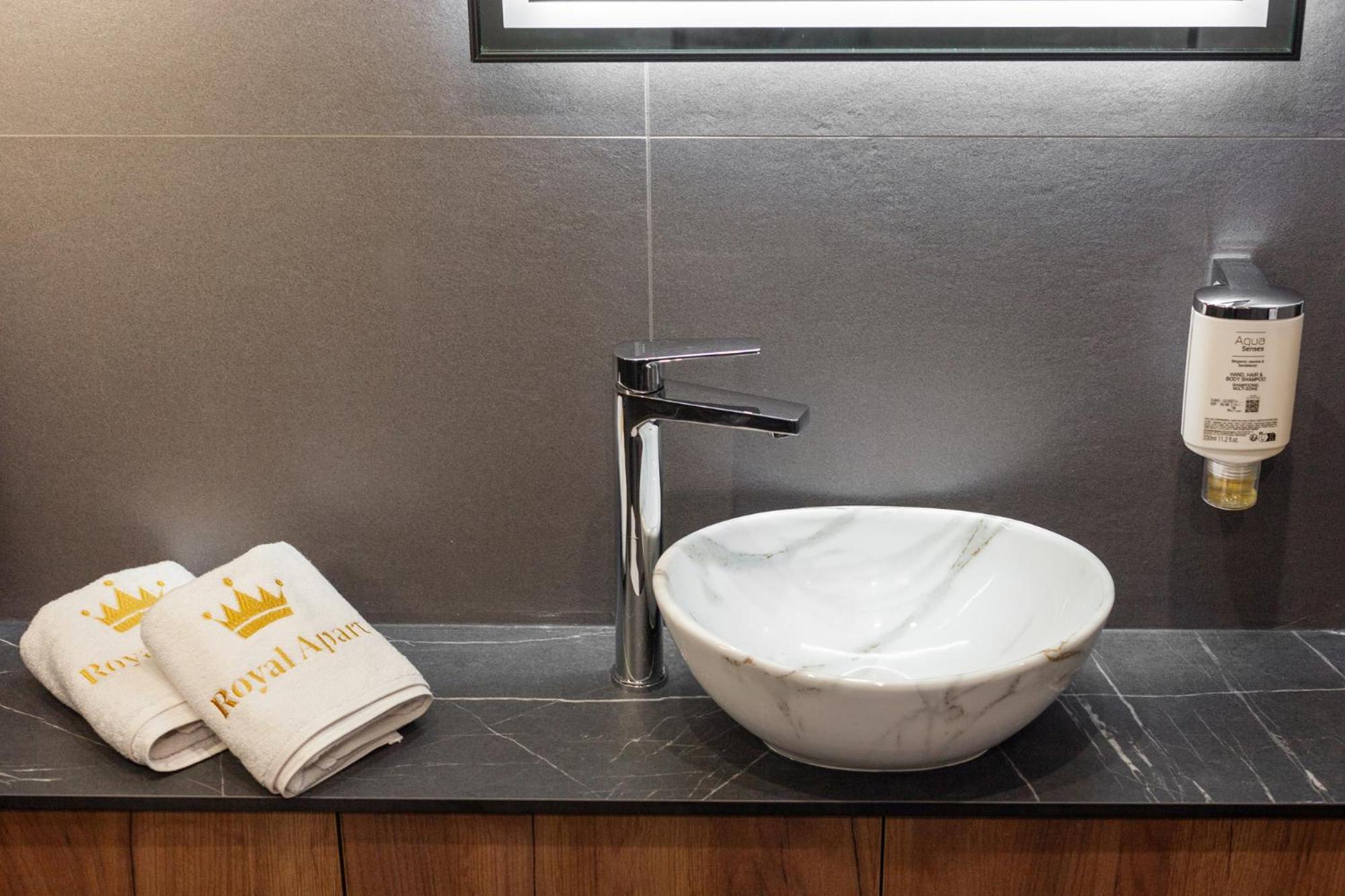 Royal Romantic Apartment With Bathtub Львів Екстер'єр фото