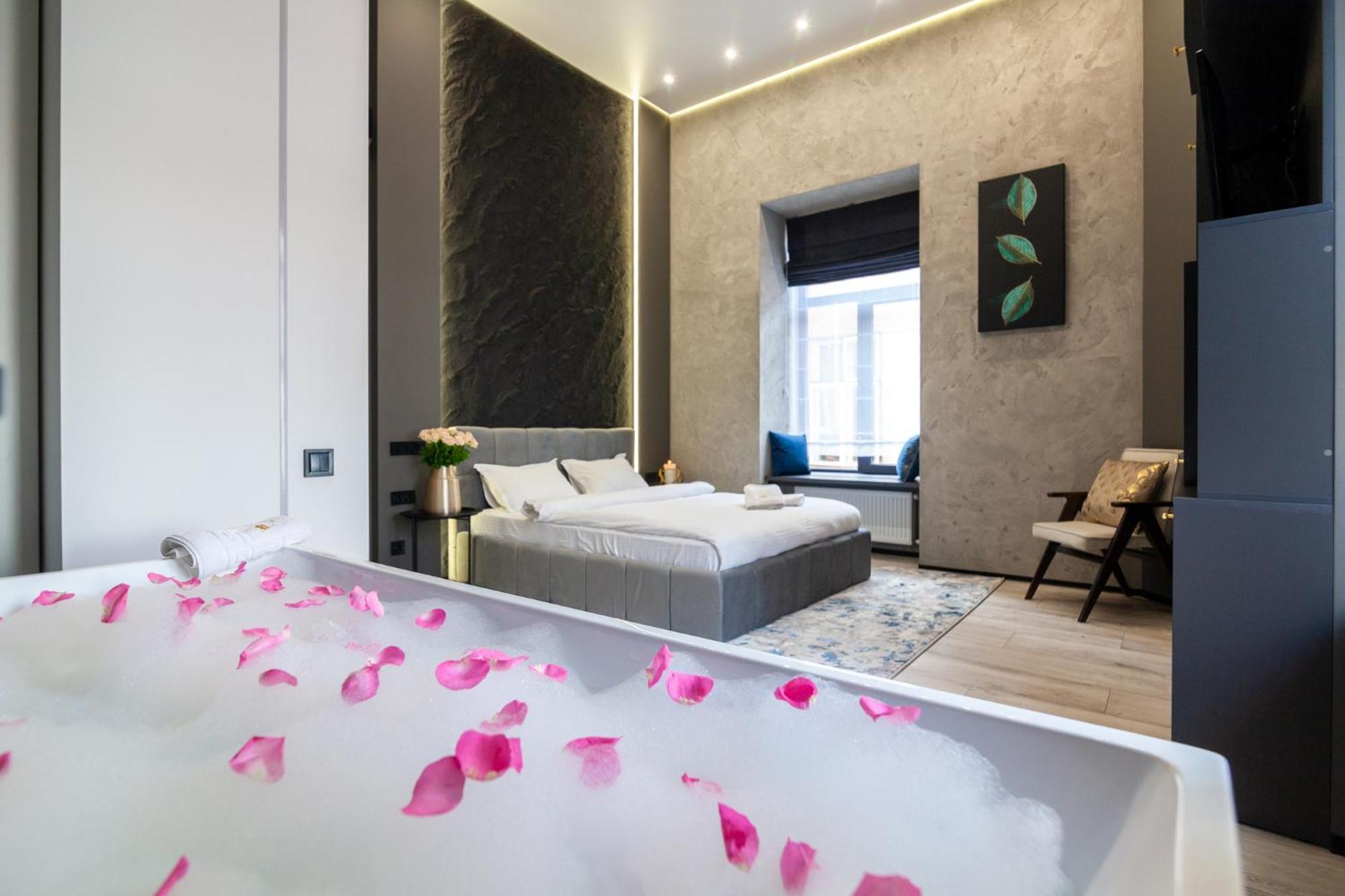 Royal Romantic Apartment With Bathtub Львів Екстер'єр фото